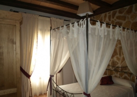 Dosel con cortinas blancas y cama grande