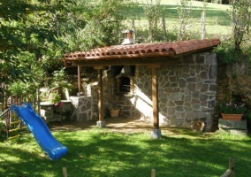 Barbacoa y columpios en el jardín