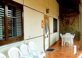 Terraza con sillas de jardín