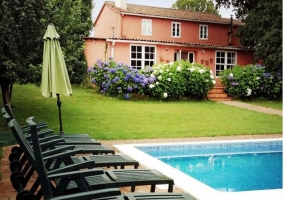 Piscina y tumbonas de la casa rural