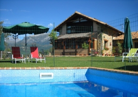 Piscina en el jardín