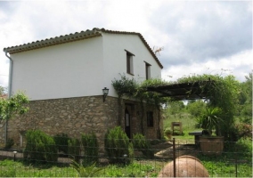 Casa rural vista lateral con el jardín