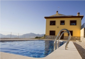 Piscina y fachada