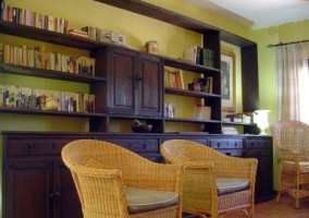 Salón con sofás tapizados y chimenea