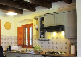 Cocina con techos de madera