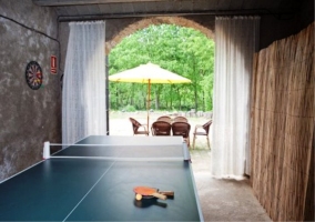 Mesa de ping pong y mobiliario