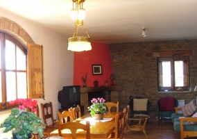 Sala de estar y comedor con chimenea en rojo