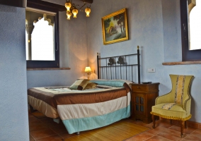 Dormitorio de matrimonio con cabecero de hierro