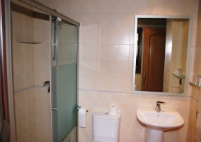 Dormitorio de matrimonio con techos de madera