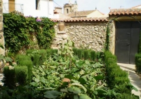 Pozo de piedra ubicado en el jardín