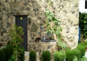 Decoración del pasillo con aperos de labranza