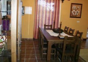 Comedor de la casa rural con mesa de madera