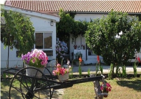 Vistas exterior decorado de la casa rural