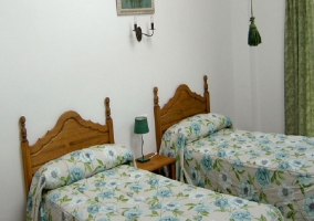 Dormitorio con cama de matrimonio y balcón