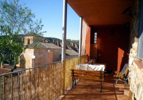 Terraza de la vivienda con muebles de jardín