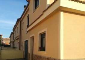 Patio de la casa y vista del edificio