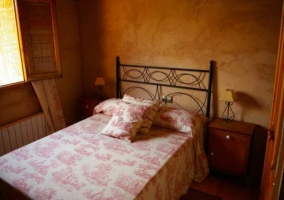 Dormitorio con cama de matrimonio
