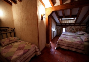 Mesa de comedor y sala de estar con sillones