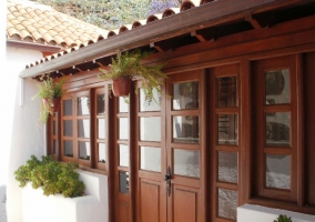 Salón con chimenea y techo de madera