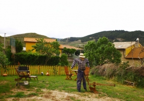 Jardín con barbacoa y espantapájaros