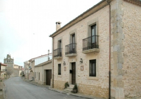 Vista exterior del edificio con tres balcones arriba