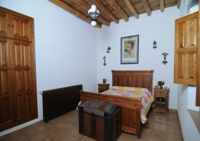 Habitación doble con cama de matrimonio y baúl de madera antiguo