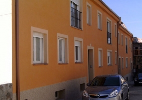 Vista exterior del edificio con coche aparcado