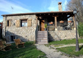 Vista de la entrada a la casa y patio