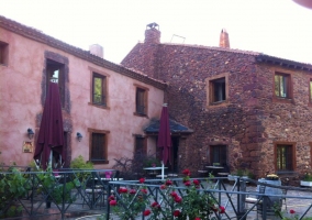 Patio de las casas con muebles y sombrillas