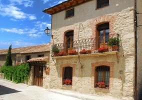 Vista exterior del alojamiento con entrada y dos balcones