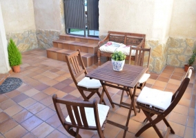 Patio exterior con muebles de madera