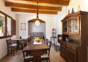 Cocina con chimenea y mesa enfrente