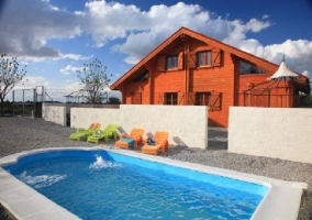 Piscina con zona de solárium