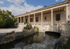 Patio de las columnas con estanque