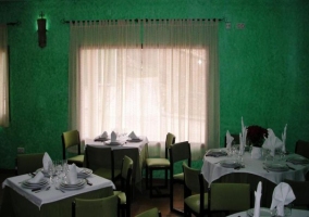 Restaurante con paredes verdes
