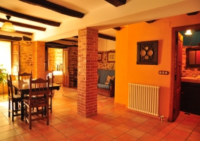 Salón y comedor con alegres colores