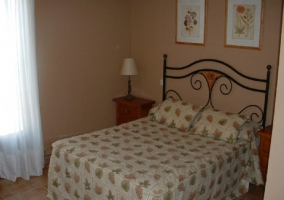 Dormitorio con mesilla y dos camas
