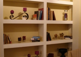 Comedor de la casa comunicado con la sala de estar y detalles