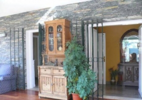 Sillones en el porche acristalado