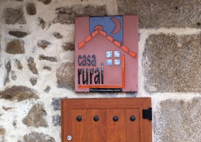 Azulejo de la casa rural en la entrada