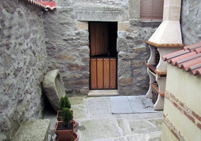 Bonita decoración en piedra del patio interior de la casa