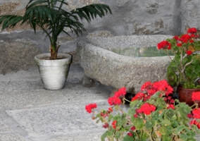 Bonita decoración en piedra del patio interior de la casa