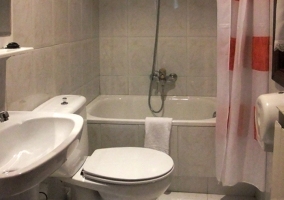 Baño muy luminoso