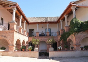 Dormitorio con cama de matrimonio en pabellón anexo