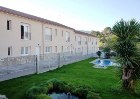 Jardín con piscina