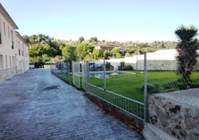 Jardín con piscina y camino de acceso