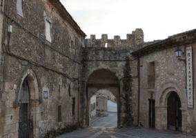 Vistas del acceso a la posada con restaurante