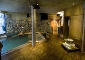 Spa con sauna y piscina