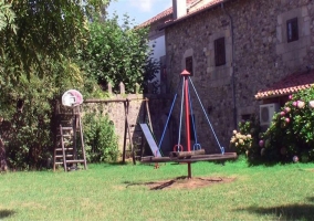 Toboganes y balancines en el jardín