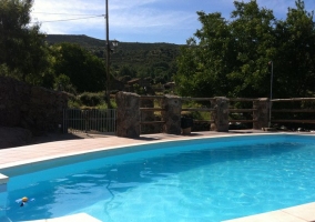 Piscina con zona de solárium